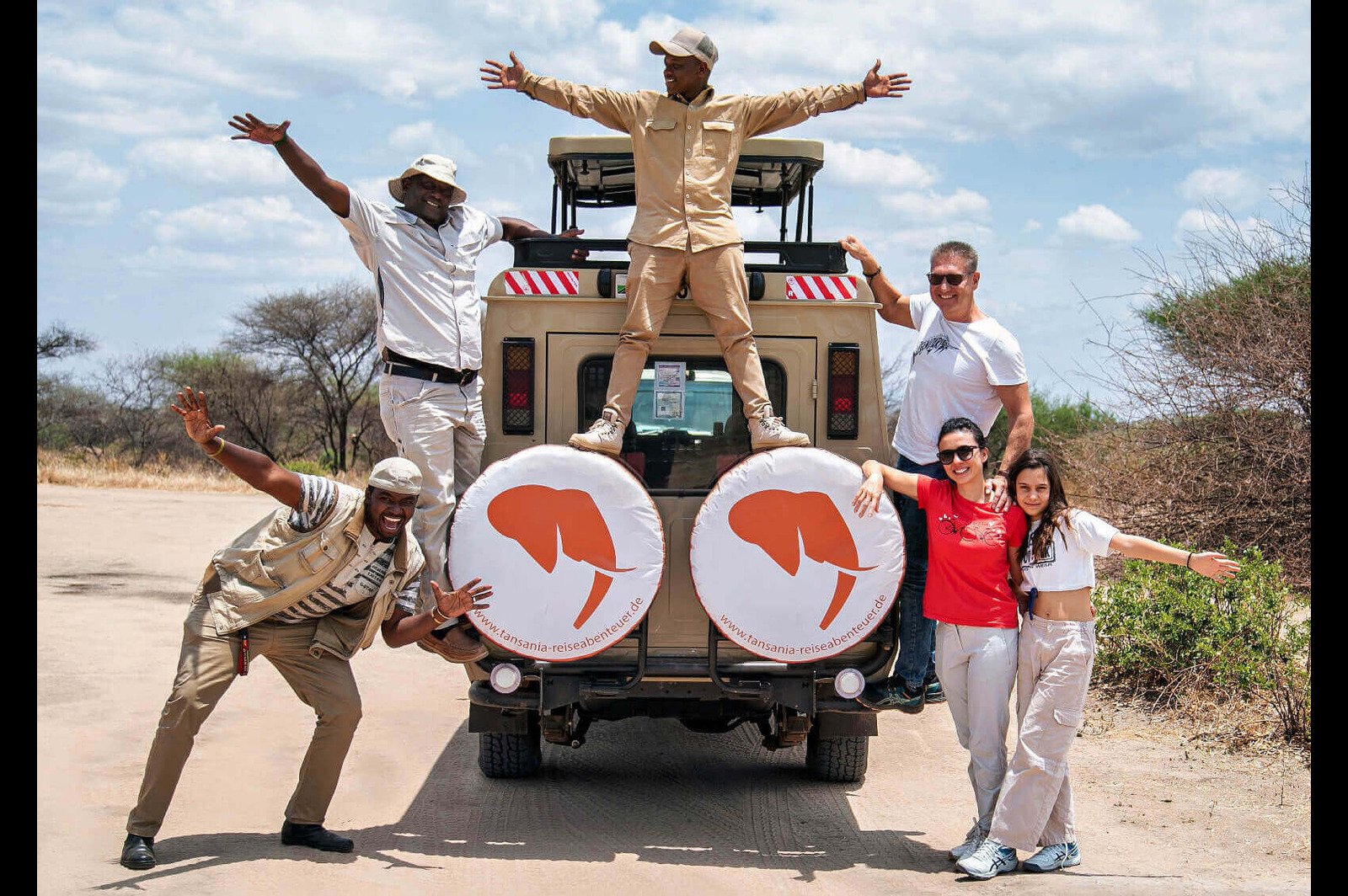Touristen erkunden die Stadt mit einem lokalen Reiseleiter nach der Ankunft in Tansania Safari.